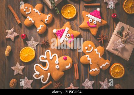 Lebkuchenkekse mit traditionellen Gewürzen zur Weihnachtszeit auf Holztisch Stockfoto