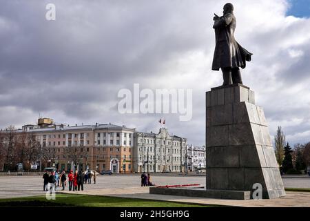 Woronesch, Russland. November 2021. Ein Denkmal für Wladimir Uljanow-Lenin, das während des 104. Jahrestages der Oktoberrevolution von 1917 gesehen wurde.am 104. Jahrestag der Großen Sozialistischen Oktoberrevolution von 1917 nutzte die russische Regierung eine schwierige epidemiologische Situation, um den Bürgern zu verbieten, sich zu Kundgebungen zu versammeln. Aber in Woronesch inszenierten kommunistische Aktivisten eine Reihe von Aktionen. Die bürgerliche Regierung kämpft seit 30 Jahren gegen das historische Gedächtnis des Volkes. Erstens wurde es am 7. November verboten, den Jahrestag der Revolution im Staat zu feiern Stockfoto