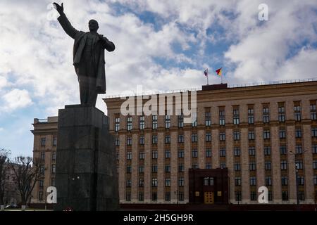 Woronesch, Russland. November 2021. Ein Denkmal für Wladimir Uljanow-Lenin, das während des 104. Jahrestages der Oktoberrevolution von 1917 gesehen wurde.am 104. Jahrestag der Großen Sozialistischen Oktoberrevolution von 1917 nutzte die russische Regierung eine schwierige epidemiologische Situation, um den Bürgern zu verbieten, sich zu Kundgebungen zu versammeln. Aber in Woronesch inszenierten kommunistische Aktivisten eine Reihe von Aktionen. Die bürgerliche Regierung kämpft seit 30 Jahren gegen das historische Gedächtnis des Volkes. Erstens wurde es am 7. November verboten, den Jahrestag der Revolution im Staat zu feiern Stockfoto