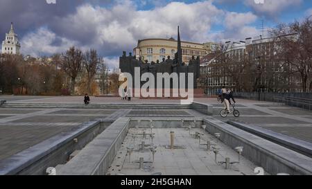 Woronesch, Russland. November 2021. Menschen, die während des 104. Jahrestages der Oktoberrevolution von 1917 auf dem Siegesplatz gesehen wurden.am 104. Jahrestag der Großen Sozialistischen Oktoberrevolution von 1917 nutzte die russische Regierung eine schwierige epidemiologische Situation aus, um den Bürgern zu verbieten, sich zu Kundgebungen zu versammeln. Aber in Woronesch inszenierten kommunistische Aktivisten eine Reihe von Aktionen. Die bürgerliche Regierung kämpft seit 30 Jahren gegen das historische Gedächtnis des Volkes. Erstens wurde es am 7. November verboten, den Jahrestag der Revolution auf staatlicher Ebene zu feiern. I Stockfoto