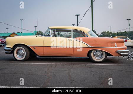 Reno, NV - 6. August 2021: 1956 Oldsmobile 88 Hardtop Coupe auf einer lokalen Automobilmesse. Stockfoto