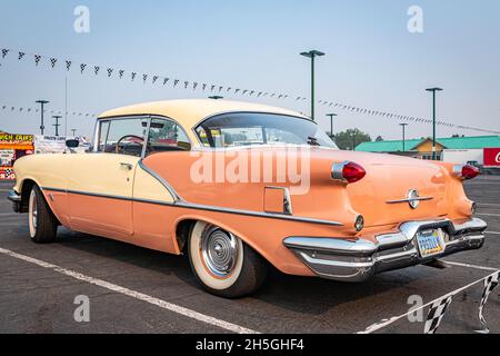 Reno, NV - 6. August 2021: 1956 Oldsmobile 88 Hardtop Coupe auf einer lokalen Automobilmesse. Stockfoto