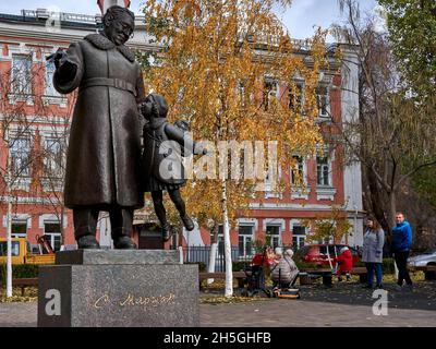 Woronesch, Russland. November 2021. Ein Denkmal für Samuil Marschak, das während des 104. Jahrestages der Oktoberrevolution von 1917 gesehen wurde.am 104. Jahrestag der Großen Sozialistischen Oktoberrevolution von 1917 nutzte die russische Regierung eine schwierige epidemiologische Situation, um den Bürgern zu verbieten, sich zu Kundgebungen zu versammeln. Aber in Woronesch inszenierten kommunistische Aktivisten eine Reihe von Aktionen. Die bürgerliche Regierung kämpft seit 30 Jahren gegen das historische Gedächtnis des Volkes. Erstens wurde es am 7. November verboten, den Jahrestag der Revolution auf staatlicher Ebene zu feiern. I Stockfoto