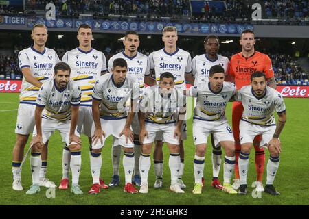 Neapel, Italien. November 2021. Hellas Verona Strarting 4 Miguel Veloso, 5 Marco Davide Faraoni, 7 Antonin Barak, 10 Gianluca Caprari, 12Â giornata, 16 Nicolo Casale, 17 Federico Ceccherini, 21 Koray Gunter, 27 Pawel Dawidowicz, 61 Adrien Tamaze, 96 Lorenzo Montipo, 99 Giovanni Simeone während des SSC Napoli gegen Hellas Verona FC, italienische Fußballserie A Spiel in Neapel, Italien, November 07 2021 Quelle: Independent Photo Agency/Alamy Live News Stockfoto