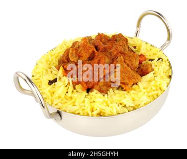 Lamb rogan josh Mahlzeit mit duftendem Pilau-Reis isoliert auf weißem Hintergrund Stockfoto