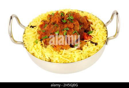 Lamb rogan josh Mahlzeit mit duftendem Pilau-Reis isoliert auf weißem Hintergrund Stockfoto