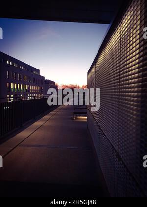 Radweg und Promenade in Mülheim bei Nacht Stockfoto