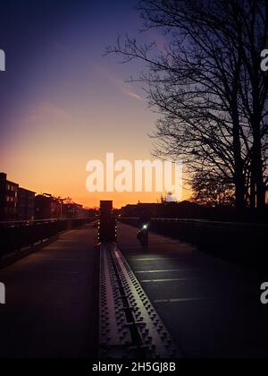 Radweg und Promenade in Mülheim bei Nacht Stockfoto