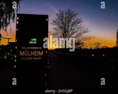 Radweg und Promenade in Mülheim bei Nacht Stockfoto