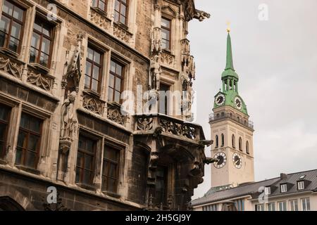 22. Mai 2019 München, Deutschland - Neues Rathaus. Details der Fassade Stockfoto