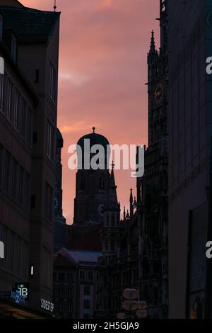 22. Mai 2019 München, Deutschland - Frauenkirche in München. Blick von engen Gassen. Sonnenuntergang Stockfoto