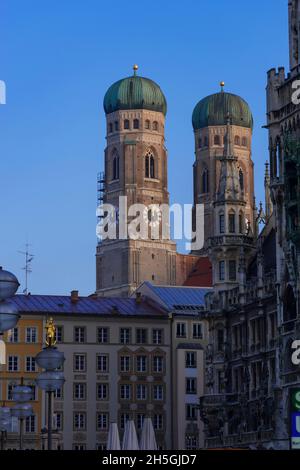 22. Mai 2019 München, Deutschland - Frauenkirche in München. Blick von engen Gassen Stockfoto