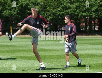 SOUTHAMPTON TRAINING 4-07-05 PETER CROUCH UND DENNIS WISE. PIC MIKE WALKER, 2005 Stockfoto