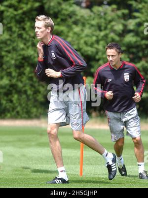 SOUTHAMPTON TRAINING 4-07-05 PETER CROUCH UND DENNIS WISE. PIC MIKE WALKER, 2005 Stockfoto