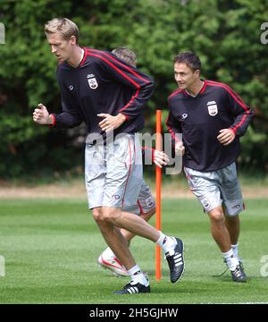 SOUTHAMPTON TRAINING 4-07-05 PETER CROUCH UND DENNIS WISE. PIC MIKE WALKER, 2005 Stockfoto