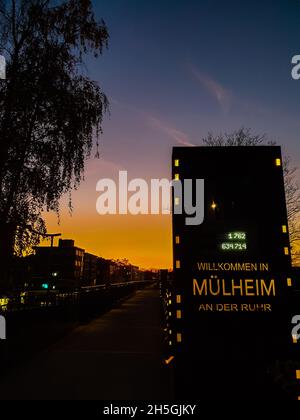 Radweg und Promenade in Mülheim bei Nacht Stockfoto