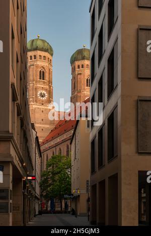 22. Mai 2019 München, Deutschland - Frauenkirche in München. Blick von engen Gassen Stockfoto
