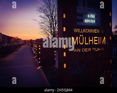 Radweg und Promenade in Mülheim bei Nacht Stockfoto