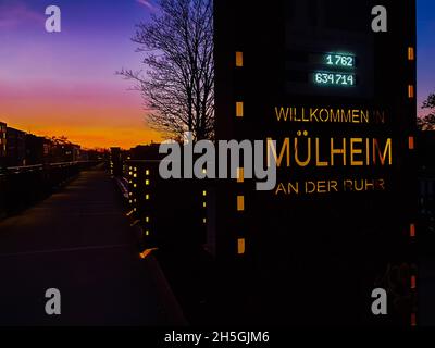 Radweg und Promenade in Mülheim bei Nacht Stockfoto