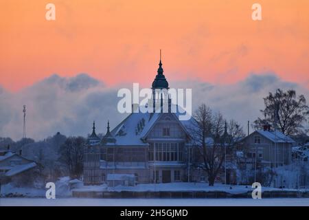 Helsinki, Finnland - 15. Januar 2021: Historisches Holzhaus jetzt Restaurant NJK auf der Valkosaari-Insel im Helsinki-Archipel, nur wenige Minuten von Ma entfernt Stockfoto