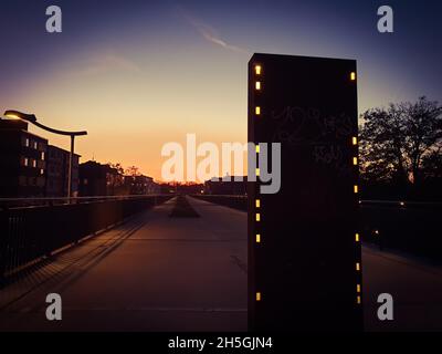 Radweg und Promenade in Mülheim bei Nacht Stockfoto