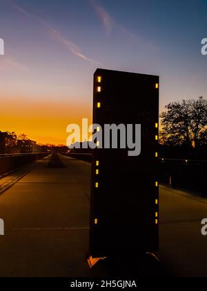 Radweg und Promenade in Mülheim bei Nacht Stockfoto