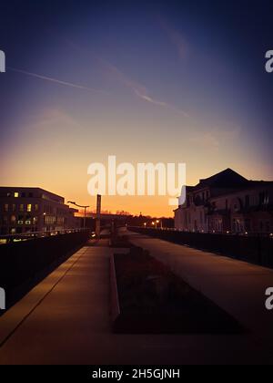 Radweg und Promenade in Mülheim bei Nacht Stockfoto