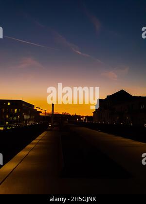 Radweg und Promenade in Mülheim bei Nacht Stockfoto