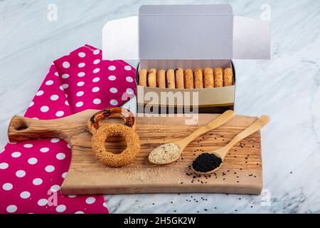 Türkische Bagel Kandil simidi mit Box. (Teig). Türkische Konditorei Gesalzene Ringplätzchen Kandil Simiti. Stockfoto