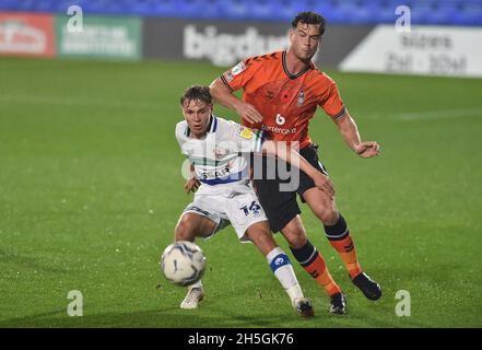 BIRKENHEAD, GROSSBRITANNIEN. 9. NOVEMBER Harrison McGahey von Oldham Athletic tuselt mit Paul Glatzel von Tranmere Rovers während des EFL Trophy-Spiels zwischen Tranmere Rovers und Oldham Athletic am Dienstag, den 9. November 2021 im Prenton Park, Birkenhead. (Kredit: Eddie Garvey | MI Nachrichten) Kredit: MI Nachrichten & Sport /Alamy Live Nachrichten Stockfoto