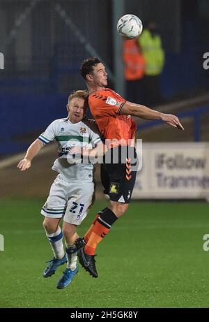 BIRKENHEAD, GROSSBRITANNIEN. 9. NOVEMBER Harrison McGahey von Oldham Athletic tuselt mit Mark Duffy während des EFL Trophy-Spiels zwischen Tranmere Rovers und Oldham Athletic im Prenton Park, Birkenhead, am Dienstag, den 9. November 2021. (Kredit: Eddie Garvey | MI Nachrichten) Kredit: MI Nachrichten & Sport /Alamy Live Nachrichten Stockfoto