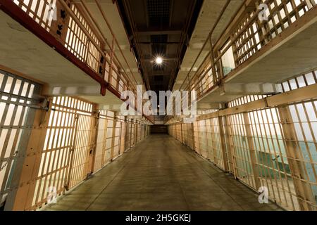 Broadway, der Hauptgang des Zellhauses, das die B- und C-Blöcke des Alcatraz-Gefängnisses auf der Insel Alcatraz trennt. Stockfoto