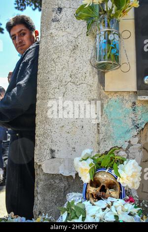 La Paz, Bolivien. November 2021. Jeden 8. November wird der allgemeine Friedhof von La Paz von den Natitas und ihren Gefährten angelegt. Der Natita ist an sich ein menschlicher Schädel. Die überwiegende Mehrheit derer, die sie als Gast, Freund und Familienmitglied haben, erbt sie von Verwandten oder befindet sich eines Tages einfach mit einem Schädel vor der Haustür. Sie gelten als wundersam, sie sind treue und effiziente Unterstützung der Familien, denen sie gehören, in der Regel einkommensschwache Familien. Sie sind die Seelen, die sich um das Haus kümmern, Ermutigung und Rat in Träumen in schlechten Zeiten im Austausch für ein s geben Stockfoto