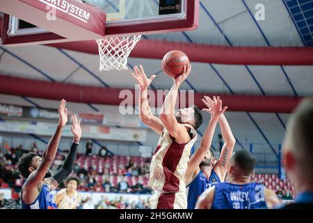 Venedig, Italien, 09/11/2021, Palasport Taliercio, Venedig, Italien, 09. November 2021, Mitchell Watt (Umana Reyer Venezia) während der Umana Reyer Venezia gegen Buducnost Voli Podgorica - Basketball EuroCup Championship Stockfoto