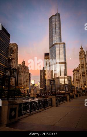 Blick am frühen Morgen auf den Riverwalk neben dem Hauptstiel des Chicago River mit Wolkenkratzern im Hintergrund, Downtown Chicago, IL, USA Stockfoto