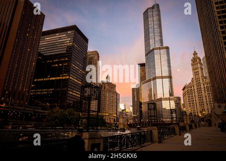 Blick am frühen Morgen auf den Riverwalk neben dem Hauptstiel des Chicago River mit Wolkenkratzern im Hintergrund, Downtown Chicago, IL, USA Stockfoto