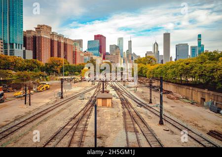 Blick auf die Skyline von Chicago, IL, Vereinigte Staaten von Amerika, von einer Fußgängerbrücke am Grant Bark Park aus gesehen Stockfoto