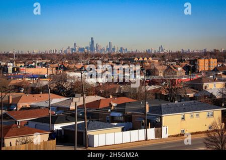 Blick auf die Skyline von Chicago, IL, Vereinigte Staaten von Amerika, von einem Vorort von Chicago aus gesehen Stockfoto