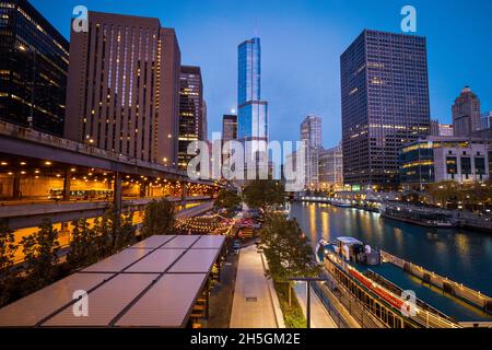 Blick am frühen Morgen auf festfahrende Ausflugsboote am Hauptstiel des Chicago River mit dem Trump International Hotel und dem Tower im Hintergrund Stockfoto