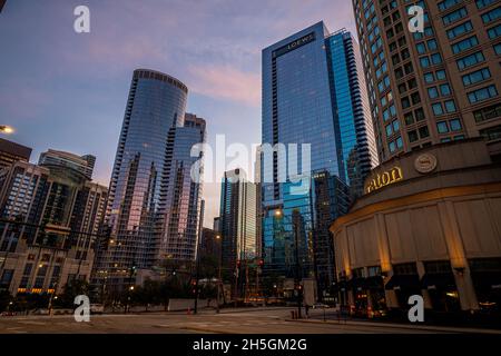 Blick am frühen Morgen auf Wolkenkratzer, die den blauen und rosafarbenen Himmel bei Sonnenaufgang reflektieren, Chicago, IL, USA Stockfoto