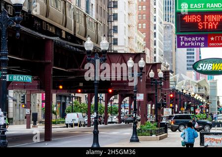 Das „L“, Chicagos Schnelldurchgangsnetz, das Menschen auf erhöhten Strecken durch die Metropolregion Chicago, IL, USA, bewegt Stockfoto