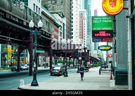 Das „L“, Chicagos Schnelldurchgangsnetz, das Menschen auf erhöhten Strecken durch die Metropolregion Chicago, IL, USA, bewegt Stockfoto