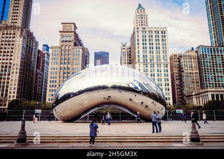 Sir Anish Kapoors berühmte Skulptur Cloud Gate, genannt The Bean, vor der Skyline von Chicago, IL, USA Stockfoto