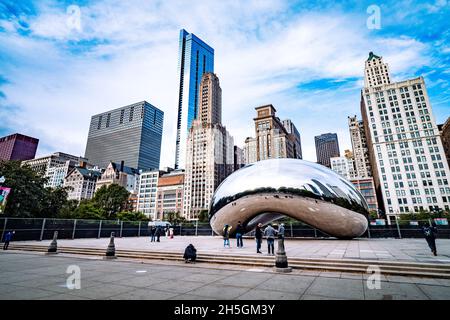 Sir Anish Kapoors Skulptur Cloud Gate, genannt The Bean, vor der Skyline von Chicago, IL, USA Stockfoto