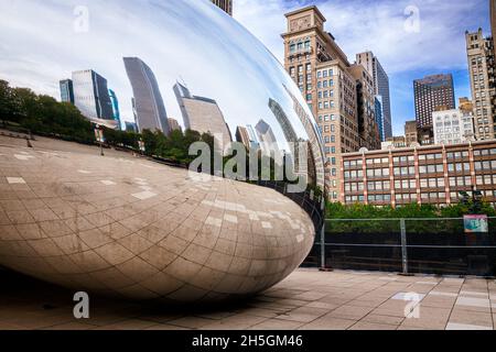 Niemand um Sir Anish Kapoors Skulptur Cloud Gate, genannt The Bean, vor der Skyline von Chicago, IL, USA Stockfoto