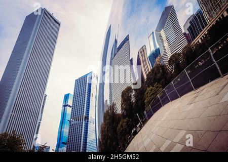 Aon Center und andere Wolkenkratzer spiegeln sich in Sir Anish Kapoors Skulptur Cloud Gate, die den Spitznamen The Bean trägt, in Chicago, IL, USA Stockfoto