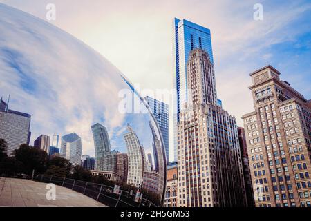 Wolkenkratzer spiegeln sich in Sir Anish Kapoors Skulptur Cloud Gate, genannt The Bean, vor der Skyline von Chicago, IL, USA Stockfoto