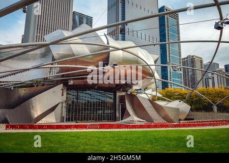 Frank Gehrys Jay Pritzker Music Pavilion vor der Skyline von Chicago, IL, USA Stockfoto