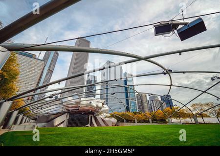 Frank Gehrys Jay Pritzker Music Pavilion vor der Skyline von Chicago, IL, USA Stockfoto