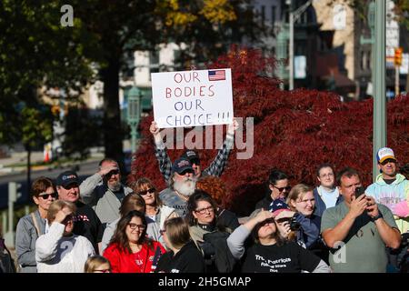 Harrisburg, Usa. November 2021. Demonstranten hören einem Redner bei der „Medical Freedom Rally“ auf den Stufen des Pennsylvania State Capitol in Harrisburg, Pennsylvania, am 9. November 2021 zu. Etwa 100 Menschen nahmen an der Kundgebung gegen Impfmandate Teil. (Foto von Paul Weaver/Sipa USA) Quelle: SIPA USA/Alamy Live News Stockfoto